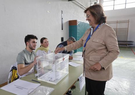 Imagen secundaria 1 - Miriam Andrés, Ángeles Armisén y Alfonso Polanco votan esta mañana en Palencia. 