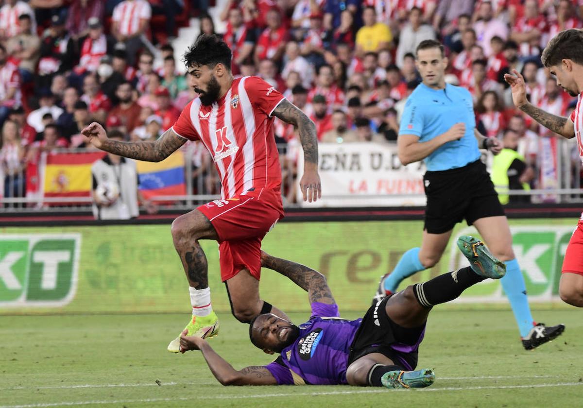 Alberola Rojas observa una disputa de balón.