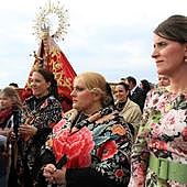 La devoción envuelve a la Virgen del Bustar en una multitudinaria romería