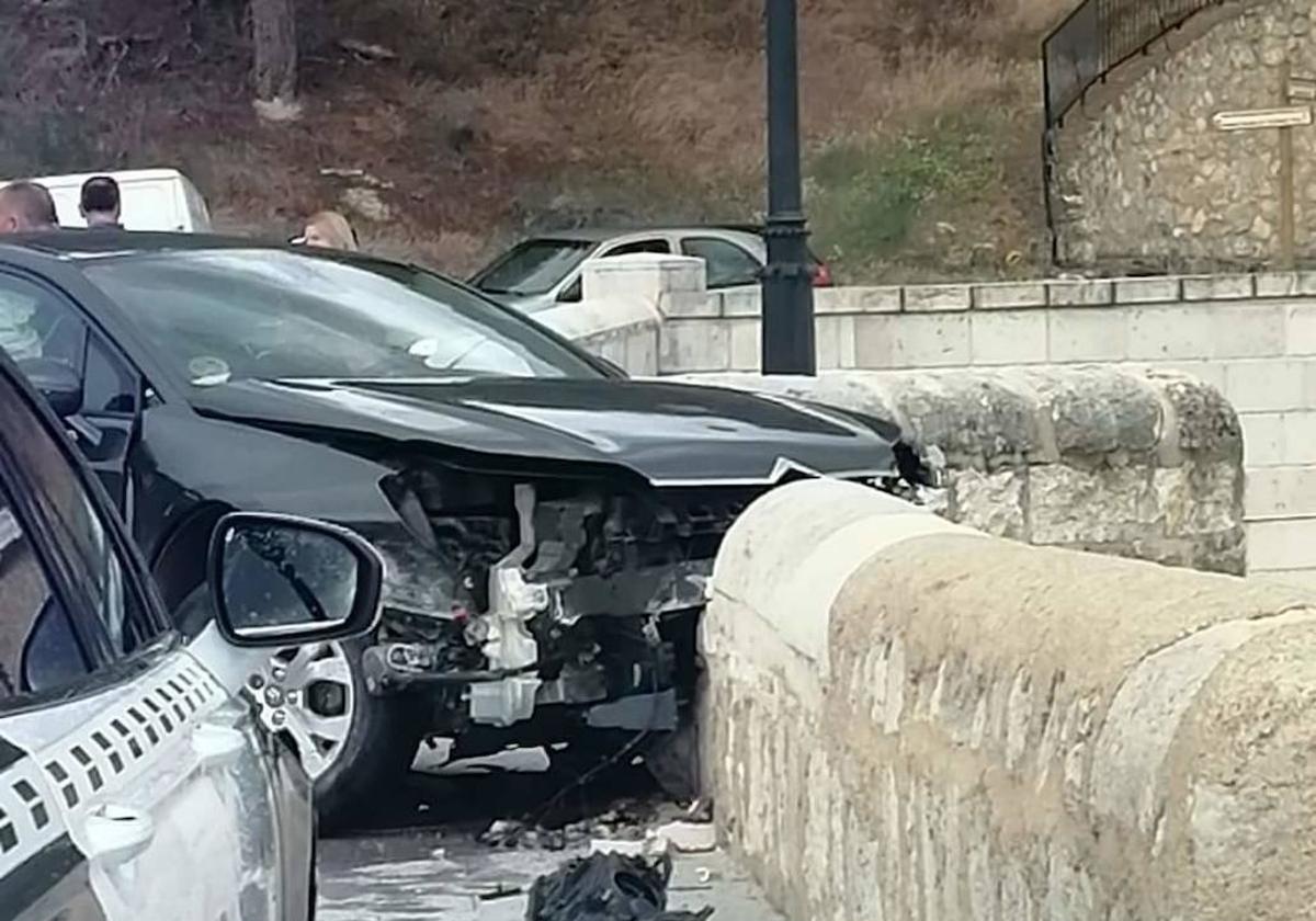 El coche, un Citroën C5 negro, empotrado contra el puente de Cabezón de Pisuerga.