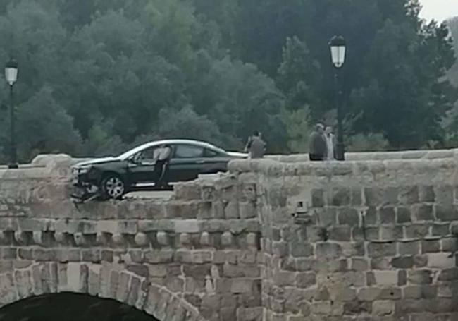 El vehículo, en el puente de Cabezón, se quedó con una rueda casi en el aire.