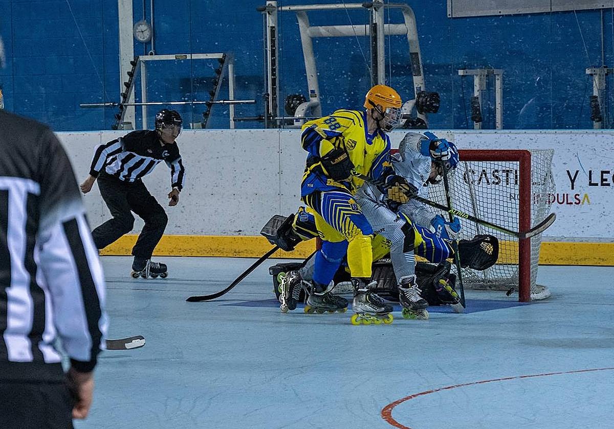 Una disputa del primer partido de la final entre CPLV y Molina.