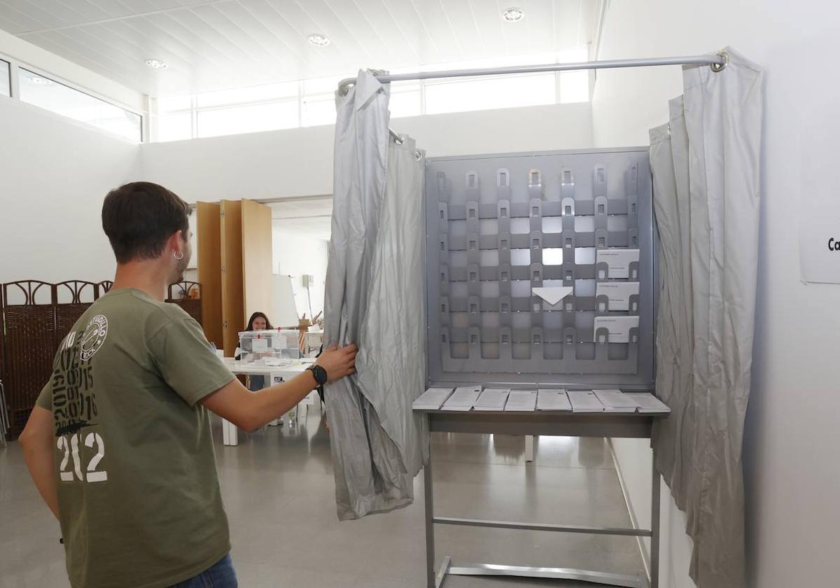 Una cabina, en un colegio electoral esta mañana.