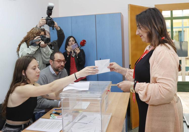 Imagen principal - Miriam Andrés, Ángeles Armisén y Alfonso Polanco votan esta mañana en Palencia. 