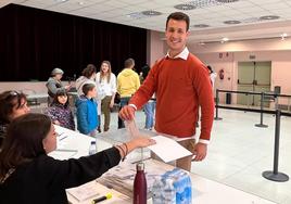 El cabeza de lista del PSOE en Palazuelos de Eresma, Jaime Villalba, vota este domingo en el colegio electoral.