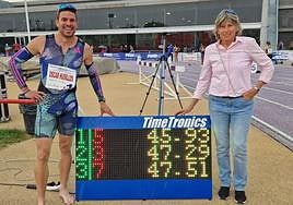 Óscar Husillos y Ana Pérez posan con el cronómetro.