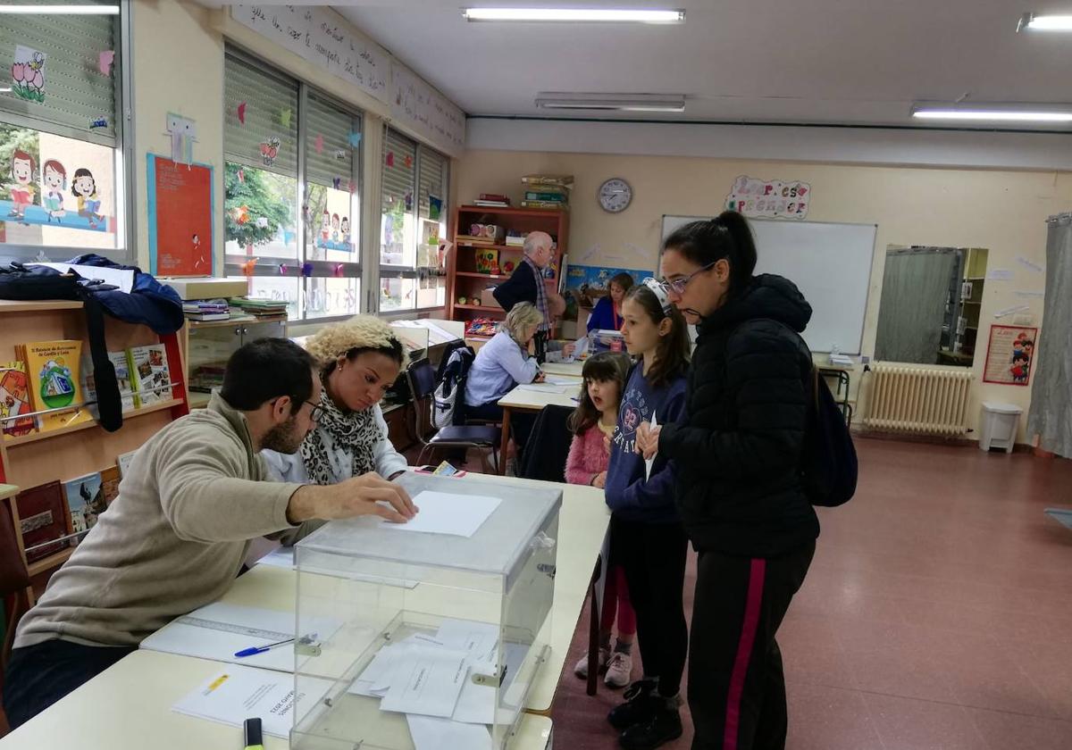 Votación en el colegio Carlos de Lecea de Segovia capital.