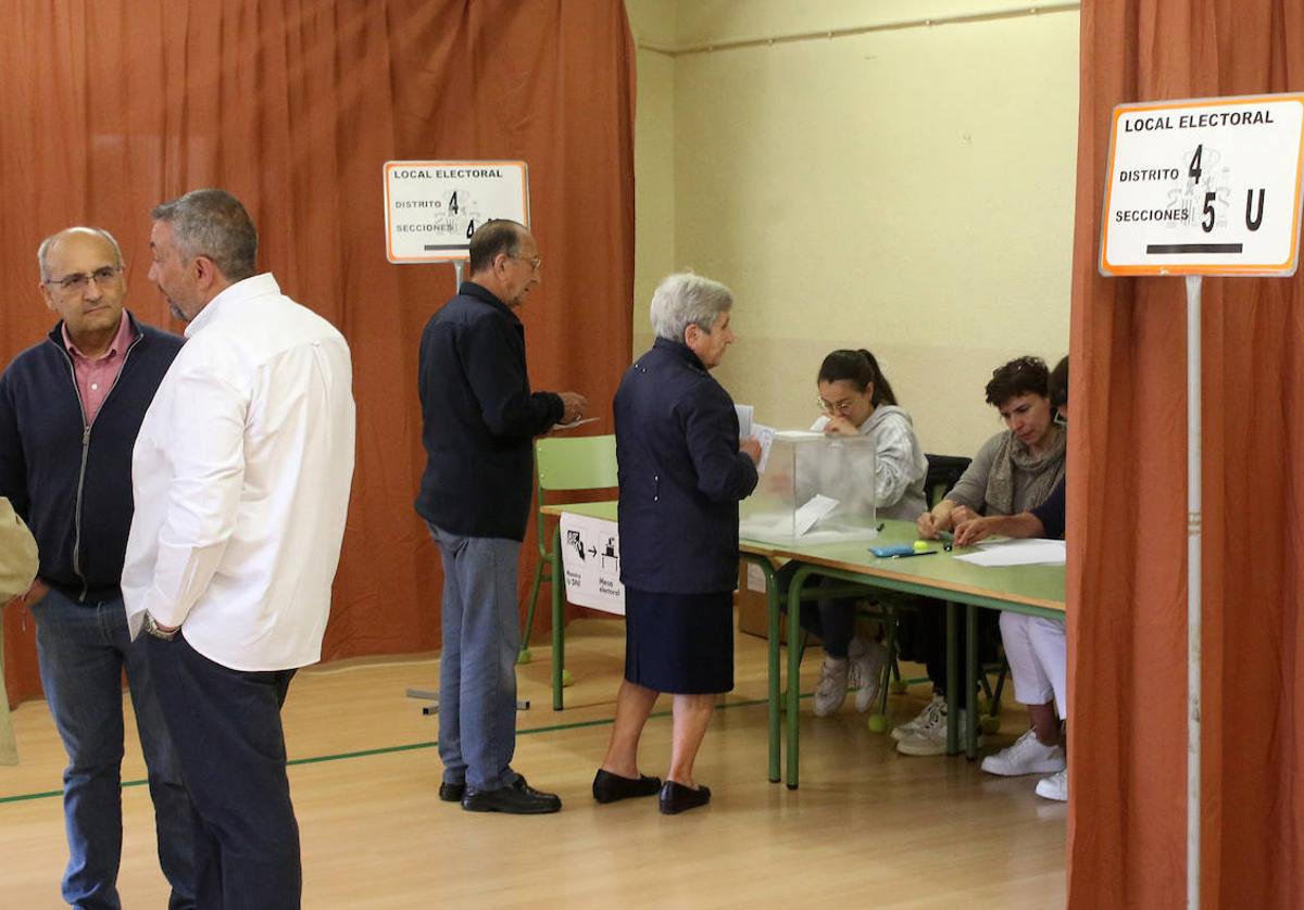 Dos ciudadanos acuden a ejercer su derecho al voto en el colegio Carlos de Lecea.