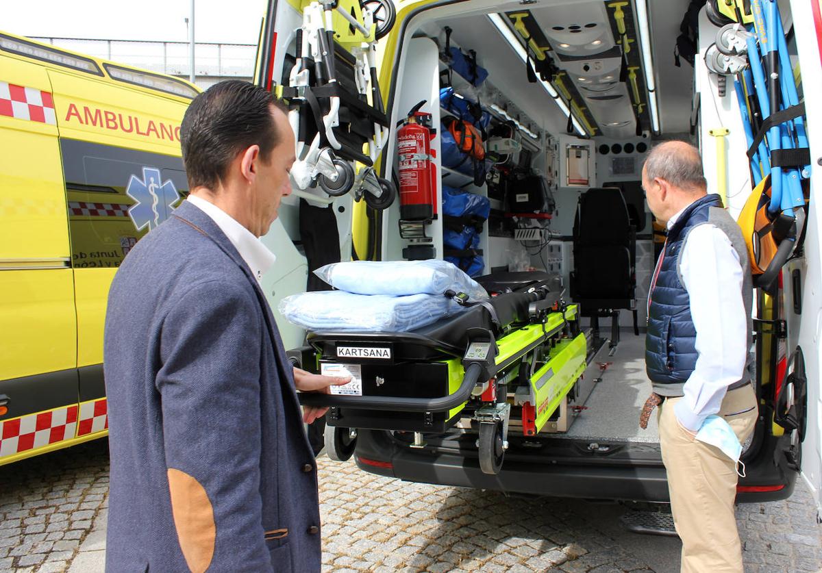 Interior de una de las nuevas ambulancias que incorpora el transporte sanitario en Segovia.