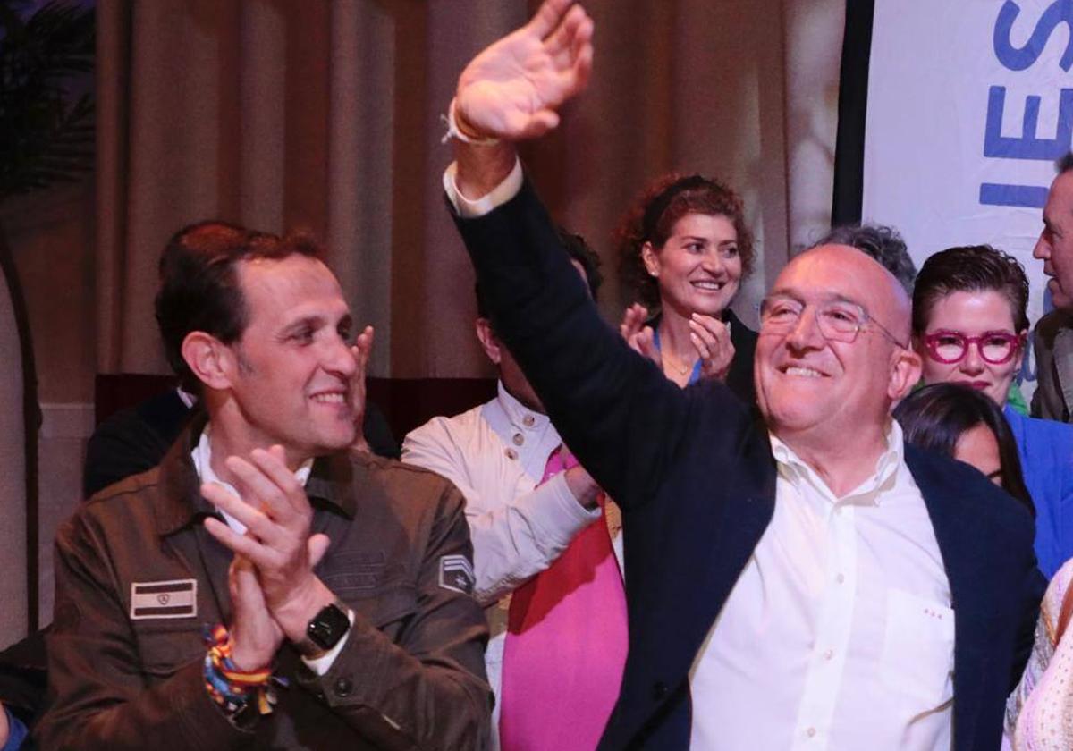 Conrado Íscar, a la izquierda, mira con complicidad a Carnero durante la celebración de los resultados en las municipales.