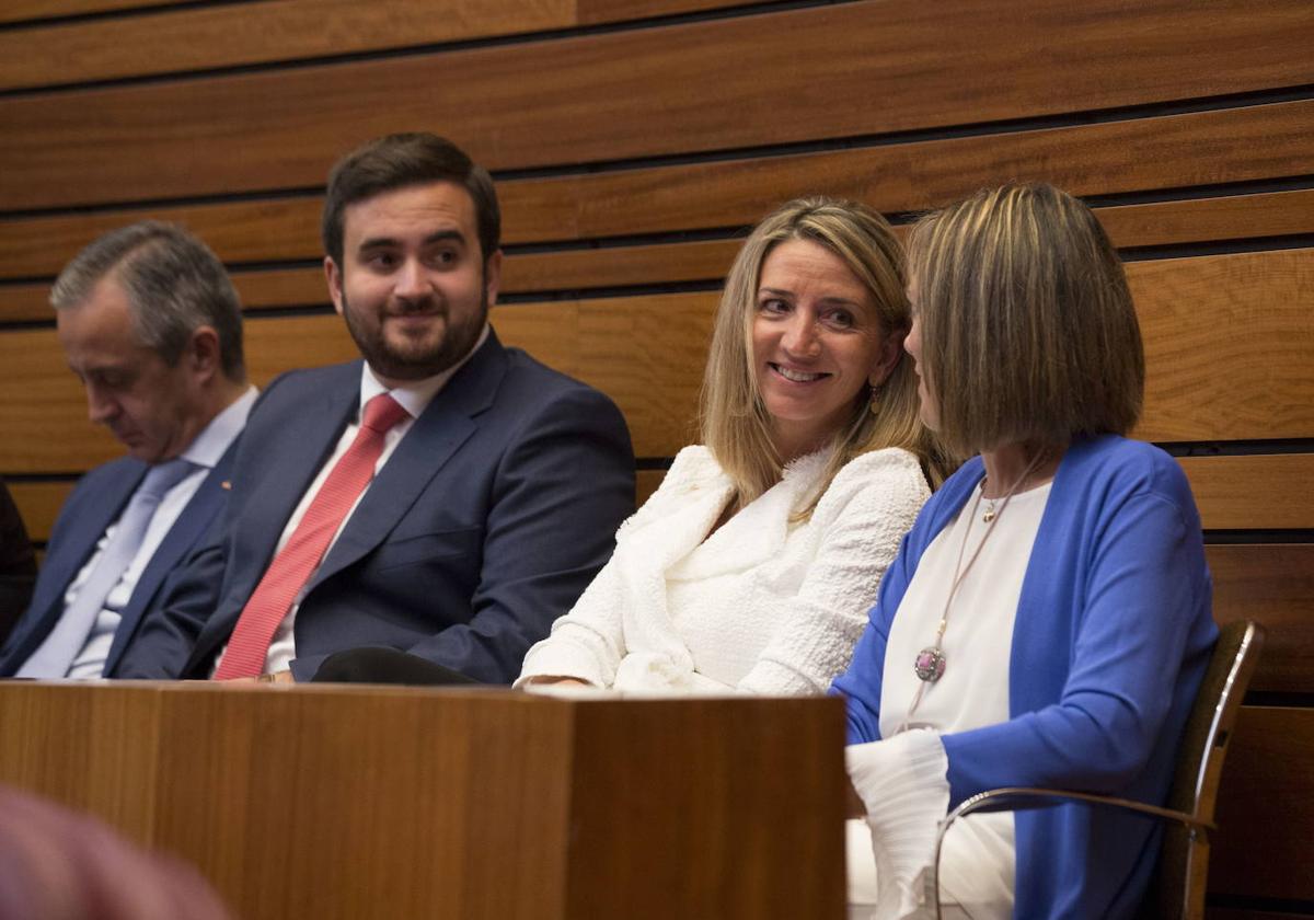 El diputado de Vox Pablo Sáez y los populares José Ángel Alonso, Alicia García y Milagros Marcos, en un acto institucional en las Cortes de Castilla y León.