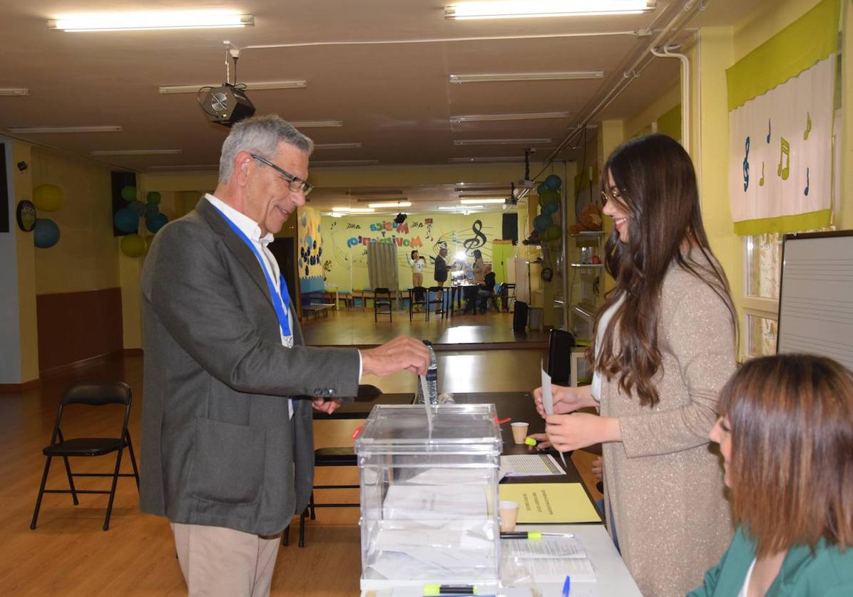 Juan Jesús Blanco deposita su voto en la urna.