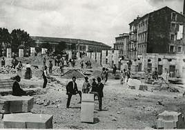 Construcción de la Casa Mantilla, de Valladolid, con la antigua Academia de Caballería al fondo.