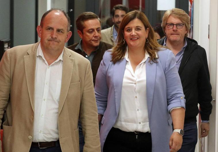 Clara Martín llega a la sede del PSOE junto al secretario provincial José Luis Aceves.