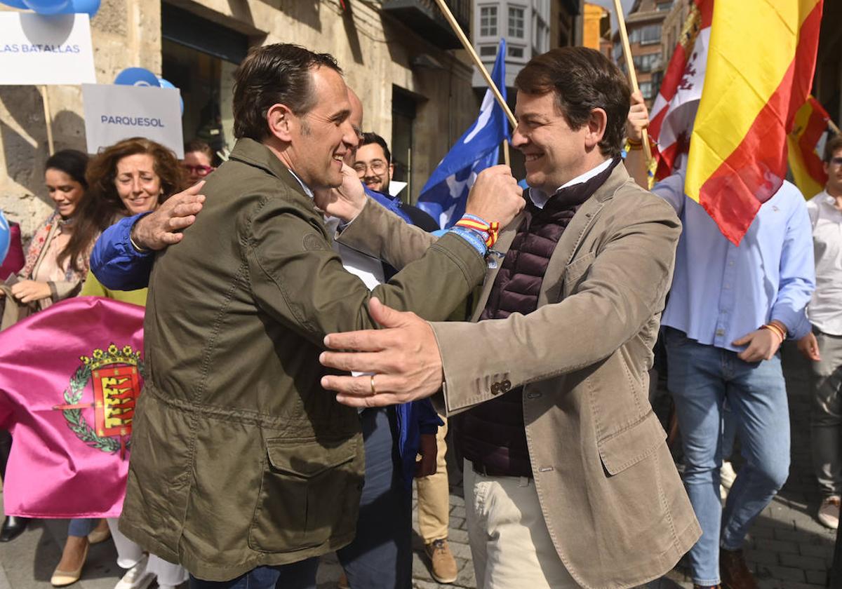 Conrado Íscar se abraza con Alfonso Fernández Mañueco en el cierre de campaña de Jesús Julio Carnero.