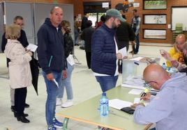 Un momento de la votación en un colegio electoral de La Granja.