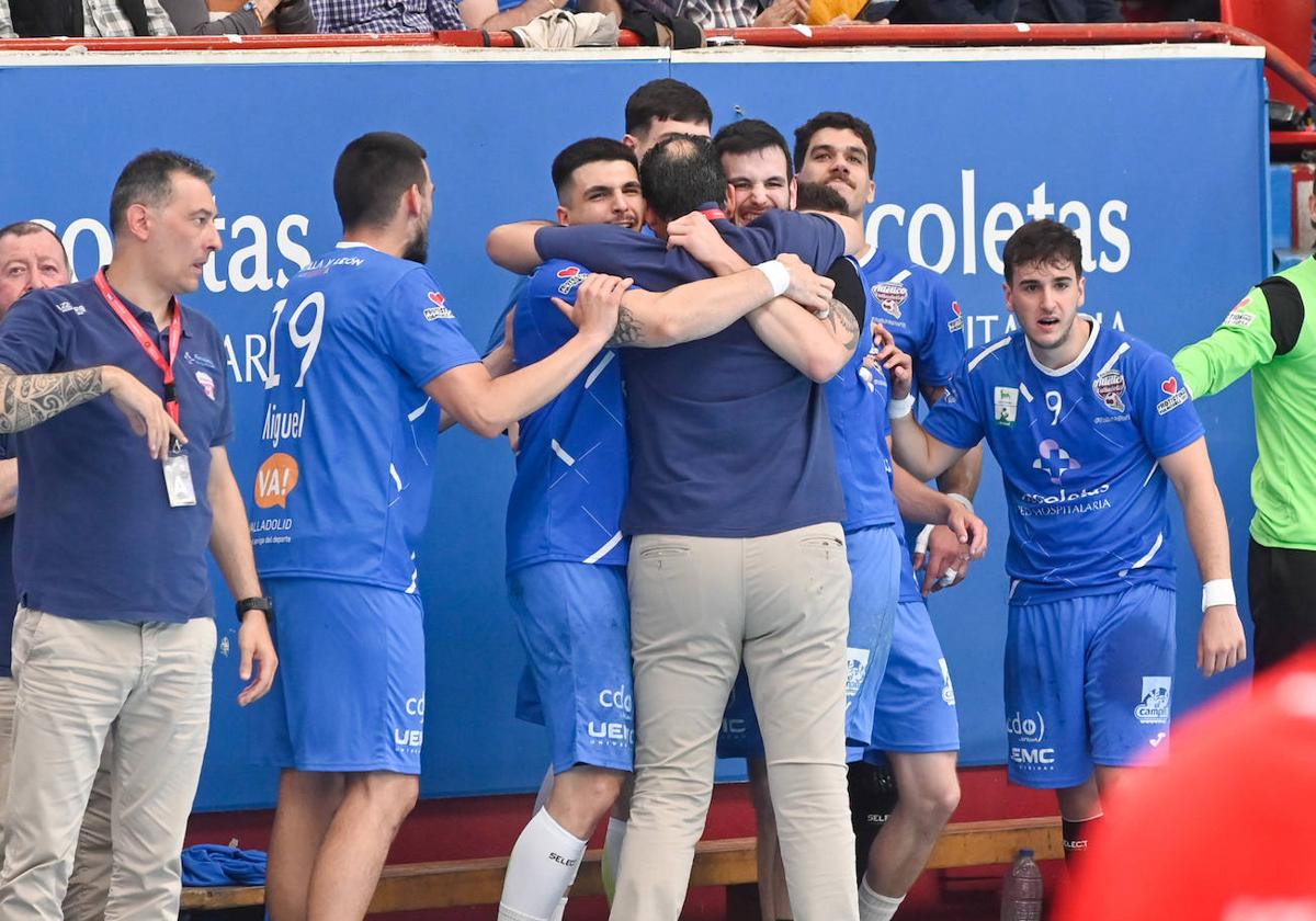 Pisonero se abraza a sus jugadores tras la victoria ante el Sinfín.