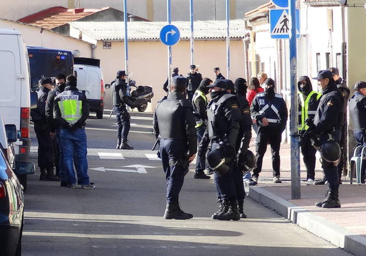 Despliegue policial en una operación anterior contra el narcotráfico en el Barrio España.