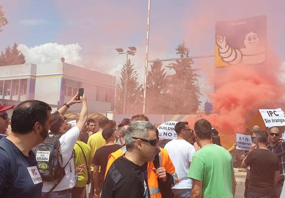 Concentración de trabajadores a las puertas de la fábrica de Vitoria.