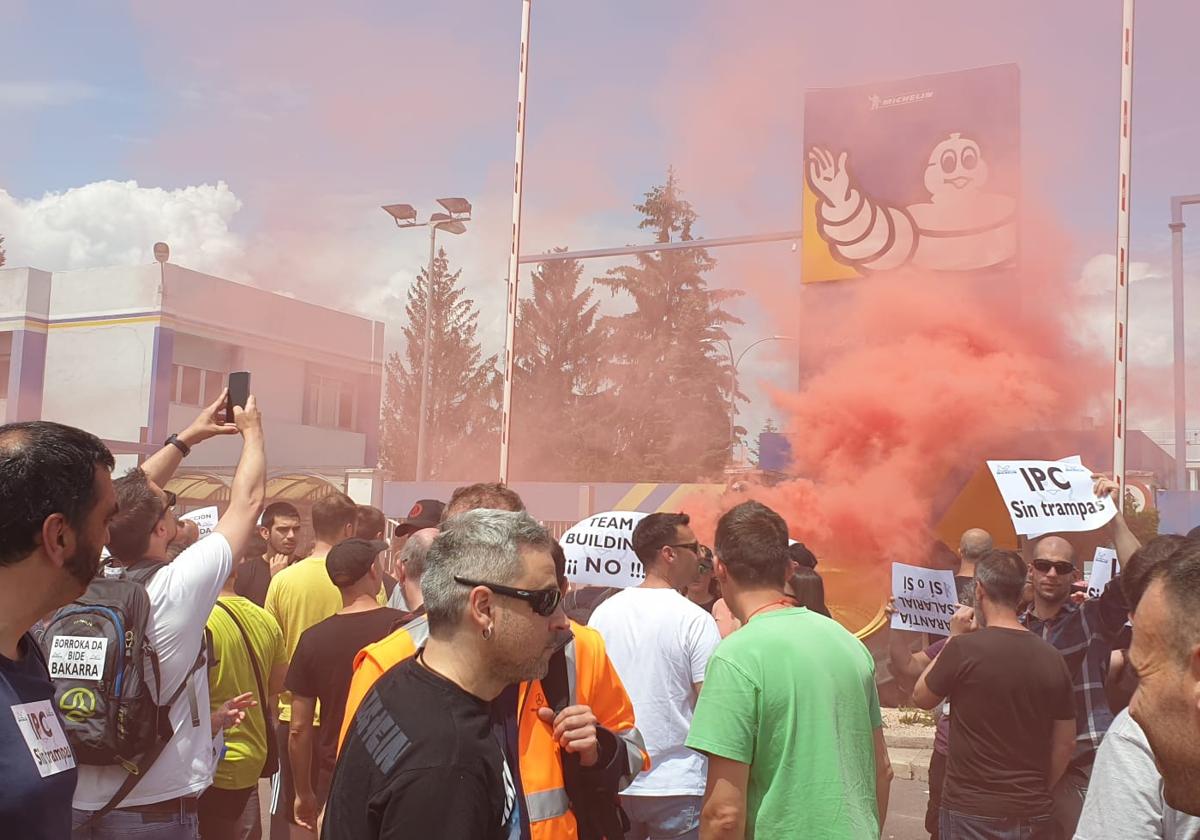 Concentración de trabajadores a las puertas de la fábrica de Vitoria.