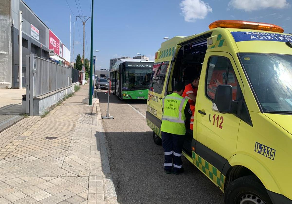 La ambulancia donde fue atendido el joven, en la calle Vázquez de Menchaca