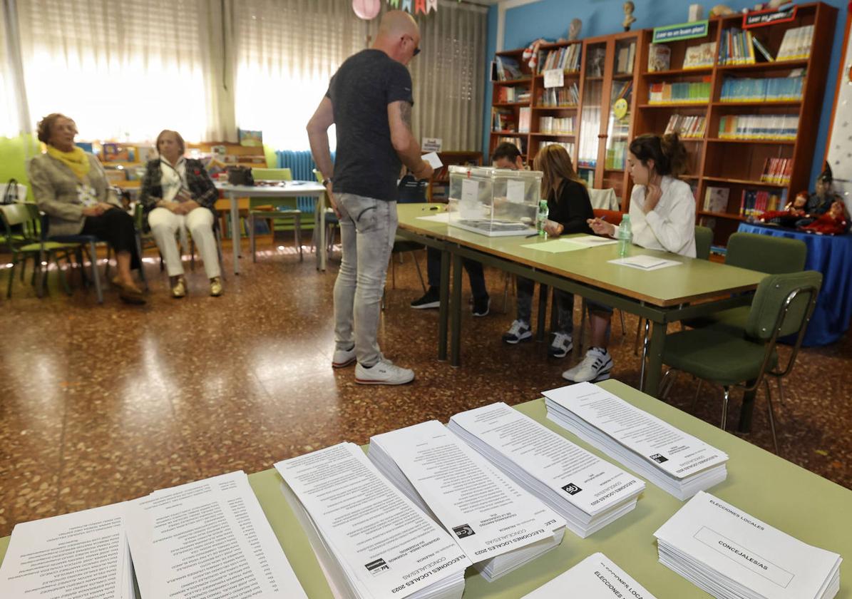 Papeletas en un colegio electoral de Palencia.