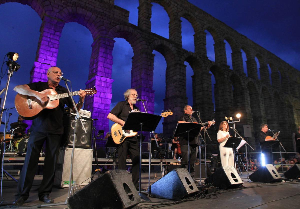 Concierto del Nuevo Mester de Juglaría ante el Acueducto de Segovia en unas anteriores fiestas.