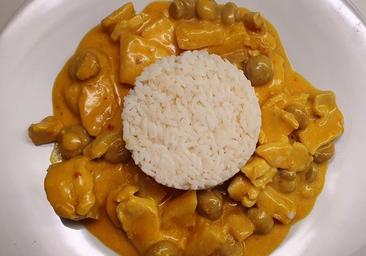 Arroz blanco con pollo al curry y champiñones