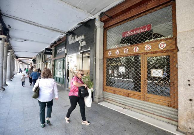 Local cerrado de la calle Ferrari.