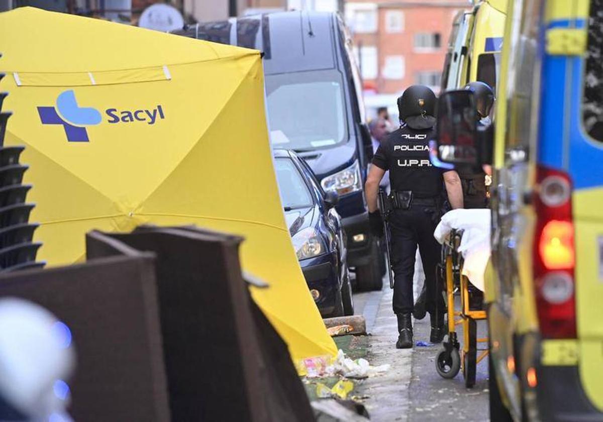 Policías y personal sanitario en el lugar del accidente.