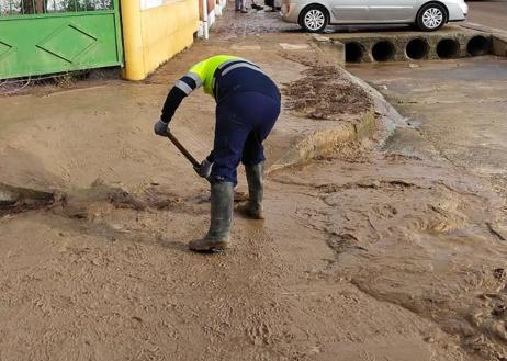 Imagen secundaria 1 - La Seca, un barrizal tras la tromba de agua: «El pueblo parecía un río»