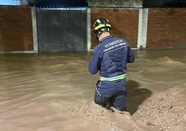 Un bombero de la Diputación este martes por la noche en La Seca.