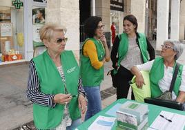 La psicóloga Valeria Sánchez-Nebreda, de pie a la derecha, con voluntarias de la Asociación Contra el Cáncer, recogen firmas.