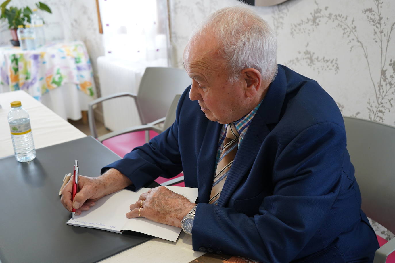 Félix Rodrigo firma un ejemplar de su libro.