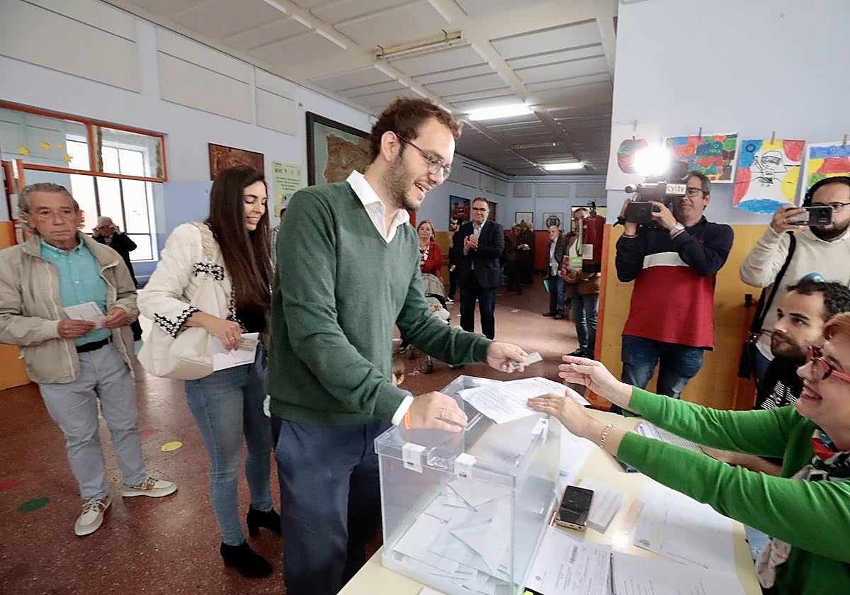 Pablo Vicente deposita voto durante la jornada electoral del pasado domingo.