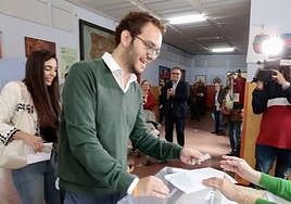 Pablo Vicente deposita voto durante la jornada electoral del pasado domingo.