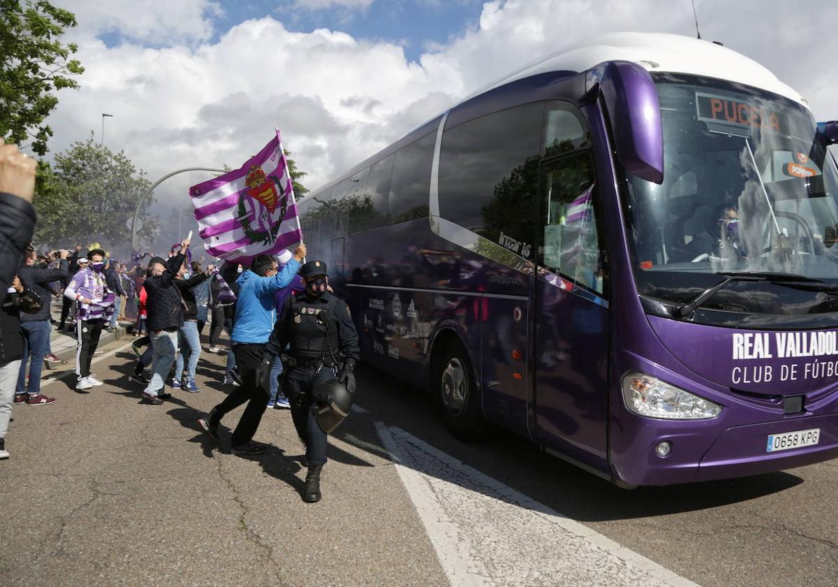 Aficionados del Real Valladolid acompañan al autobús del equipo, imagen de archivo.