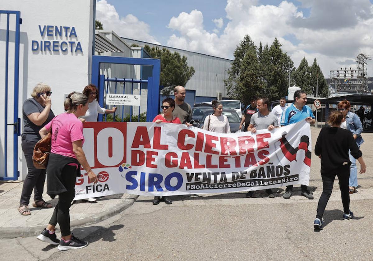 Varios trabajadores, este miércoles en el cambio de turno, en las puertas de la fábrica.