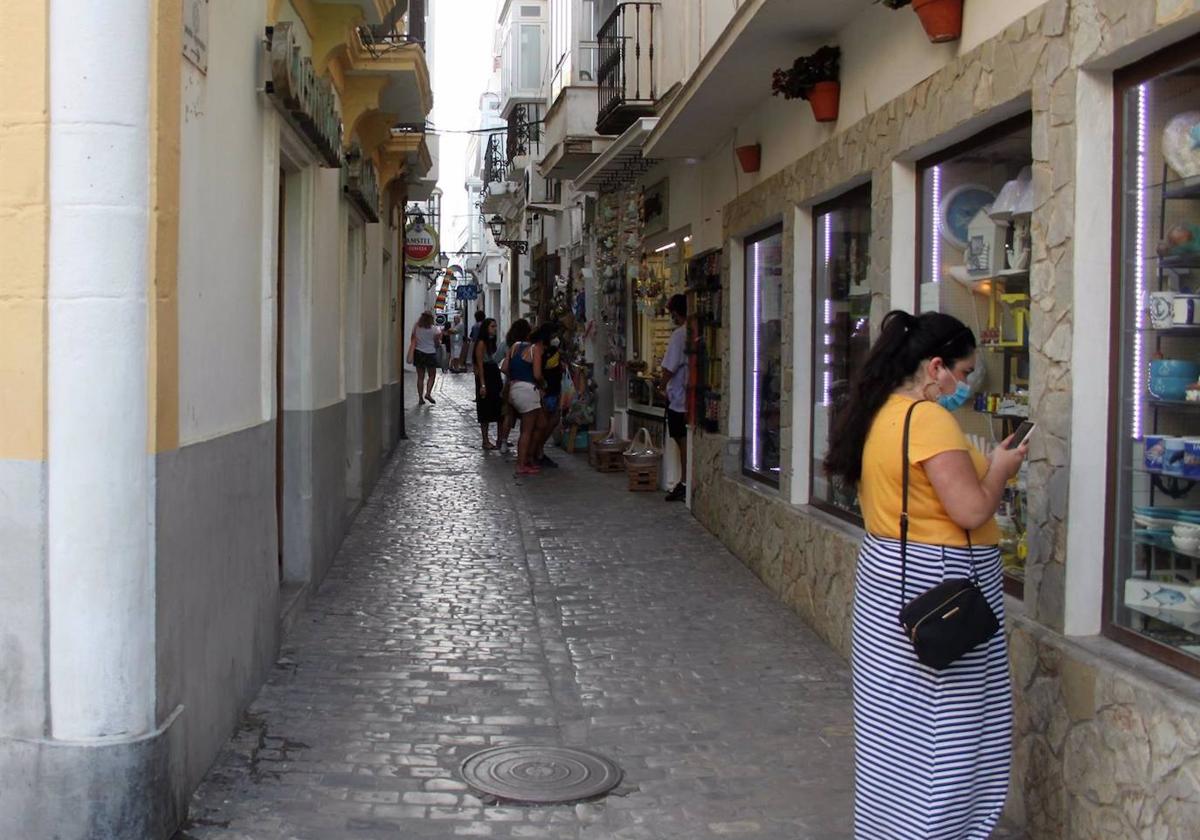 Una mujer mira un escaparate en Tarifa en una imagen de archivo.