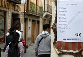 Un cartel anuncia el menú del día de un restaurante segoviano.