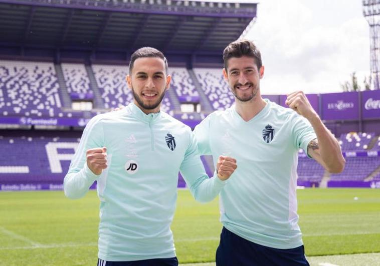 Anuar Tuhami (izquierda) y Sergio Escudero, dos jugadores que sienten los colores del Real Valladolid desde niños, este jueves en el estadio José Zorrilla