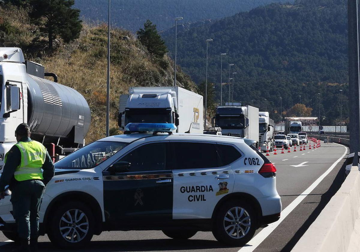 Un control de la Guardia Civil en la AP-6.