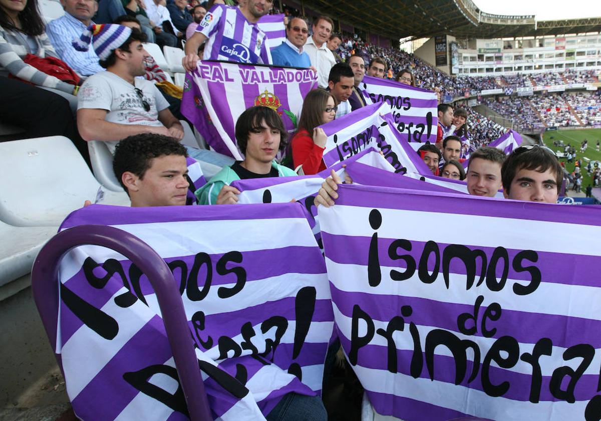 Aficionados mostrando sus banderas en una imagen de 2010.