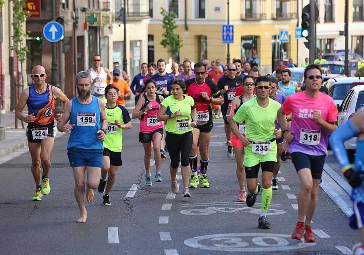 Numerosos participantes en la Carrera Popular de la Antigua en Valladolid.