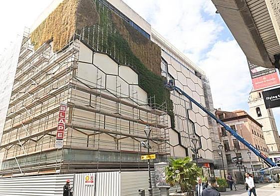 Un grúa retira el jardín vertical del Corte Inglés de Constitución.