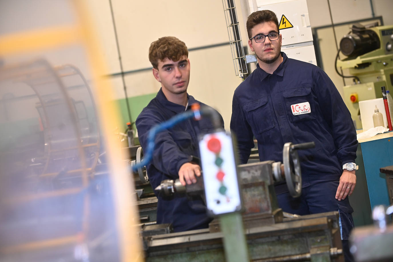 Mario Santamaría y Juan Alarcia, junto con la maquinaria que utilizan en el grado de Programación de la producción en fabricación mecánica.