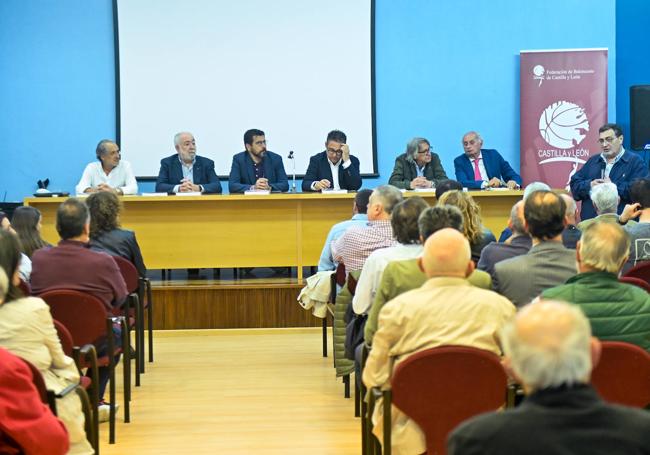 Aspecto del salón del colegio Lourdes durante la presentación.