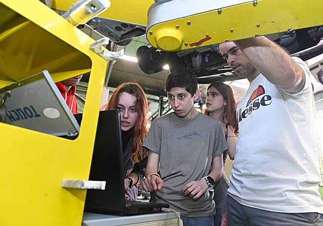 Patricia, junto con sus compañeros, en una clase del curso.