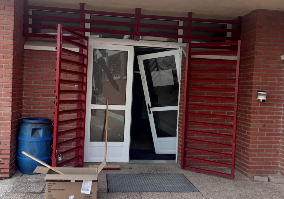 Destrozos en la puerta de entrada de los campos de Pepe Rojo.