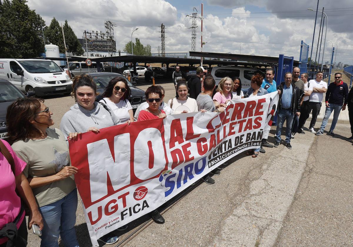 Concentración de los trabajadores contra el cierre de Siro este miércoles.